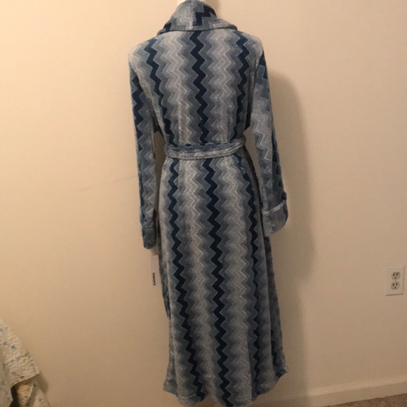 Robe - Picture 5 of 8